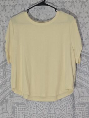 Women's Light Yellow Short-Sleeve Crewneck Top